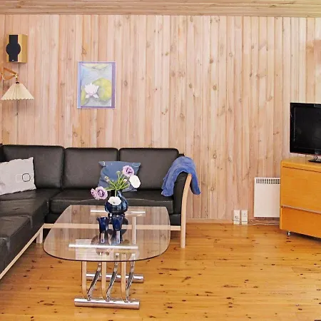 Three-bedroom Holiday In Idestrup 5 * Bøtø By